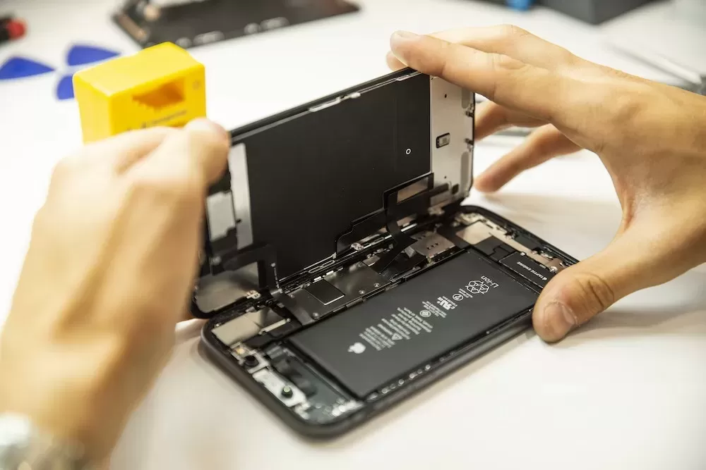 En France, il existe une aide pour payer la réparation des écrans de smartphone